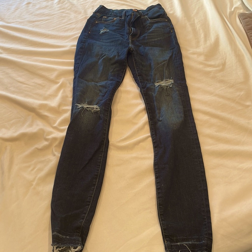 &Denim Distressed dark blue jeans. Size 25 size 2. Distressed faded hem